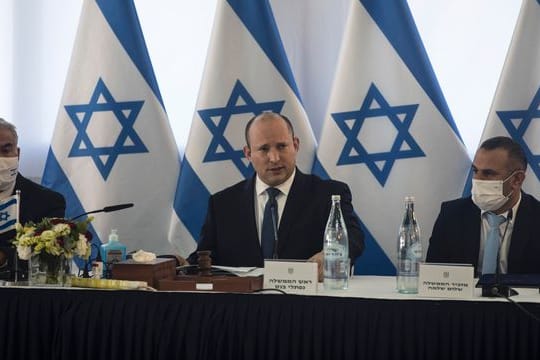 Israels Premierminister Naftali Bennett (M) kündigt eine verstärkte Besiedlung der Golanhöhen an.