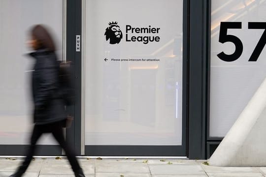 In der Premier League sind zwei für Dienstag angesetzte Spiele abgesagt worden.