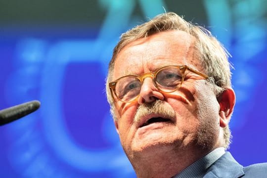 Frank Ulrich Montgomery, Vorstandsvorsitzender des Weltärztebunds, kritisiert Richter für Corona-Urteile.