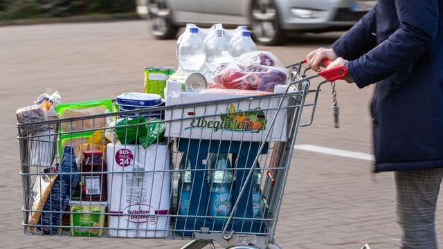 "Es darf keine Ramschpreise für Lebensmittel mehr geben", fordert Landwirtschaftsminister Özdemir (Symbolbild). "Es darf keine Ramschpreise für Lebensmittel mehr geben", fordert Landwirtschaftsminister Özdemir (Symbolbild).