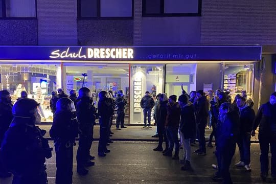 Teilnehmer einer Demonstration gegen Corona-Maßnahmen und Polizisten stehen sich am Sonntag in Schweinfurt gegenüber.