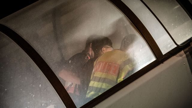 Polizeibeamte begleiten einen Mann auf dem Flughafen Leipzig-Halle in ein Charterflugzeug. Polizeibeamte begleiten einen Mann auf dem Flughafen Leipzig-Halle in ein Charterflugzeug.