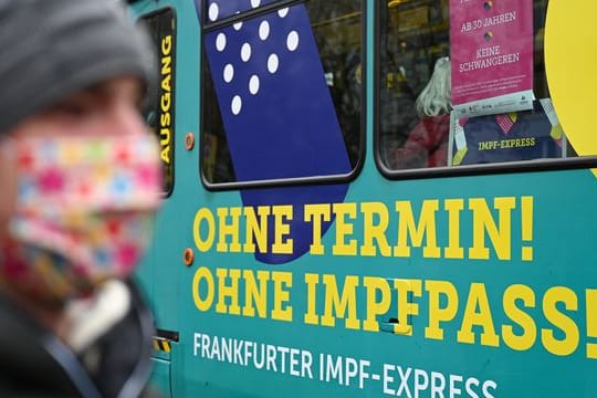 Eine zum Impf-Express umgerüstete Straßenbahn in Frankfurt am Main.