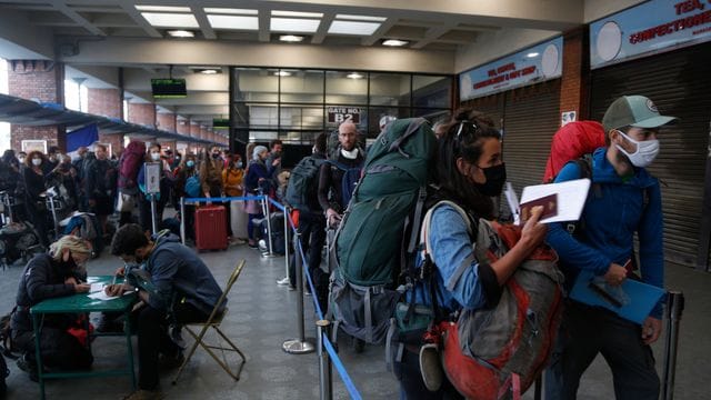 April 2020: Gestrandete Touristen aus verschiedenen Ländern melden sich für Corona-Rettungsflüge in ihre Heimatländer an.