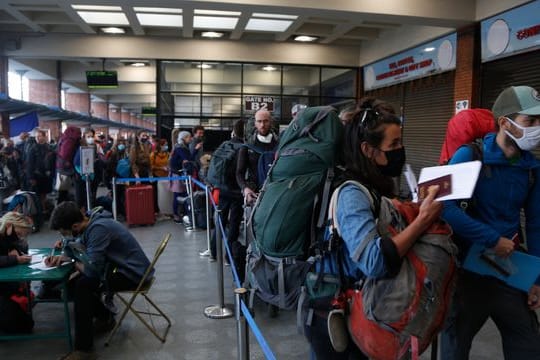 April 2020: Gestrandete Touristen aus verschiedenen Ländern melden sich für Corona-Rettungsflüge in ihre Heimatländer an.