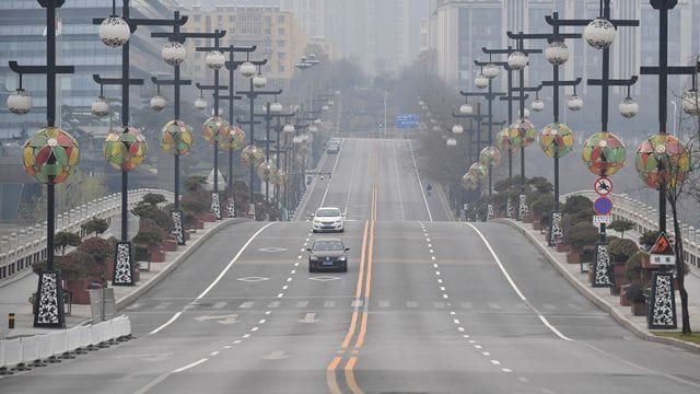 Autos auf einer fast leeren Straße in Xi'an in der nordwestchinesischen Provinz Shaanxi.