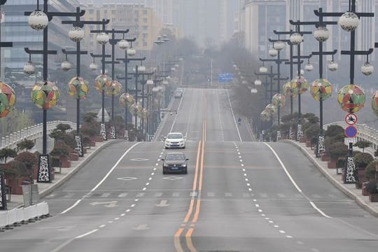 Autos auf einer fast leeren Straße in Xi'an in der nordwestchinesischen Provinz Shaanxi.