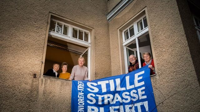 Elli Pomerenke (l-r), Ingrid Pilz, Margret Pollak, Peter Klotsche und Brigitte Klotsche, alle ehemalige Hausbesetzer, am Fenster der "Begegnungsstätte für Jung und Alt" in der Stille Straße 10. Elli Pomerenke (l-r), Ingrid Pilz, Margret Pollak, Peter Klotsche und Brigitte Klotsche, alle ehemalige Hausbesetzer, am Fenster der "Begegnungsstätte für Jung und Alt" in der Stille Straße 10.