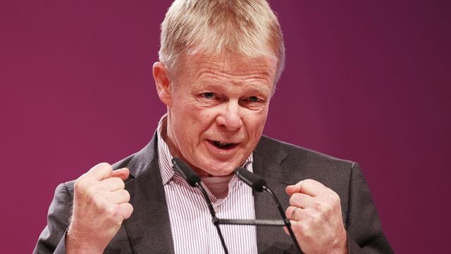 "Wir schätzen den zusätzlichen Investitionsbedarf auf mindestens 50 Milliarden Euro im Jahr ein": Reiner Hoffmann. "Wir schätzen den zusätzlichen Investitionsbedarf auf mindestens 50 Milliarden Euro im Jahr ein": Reiner Hoffmann.