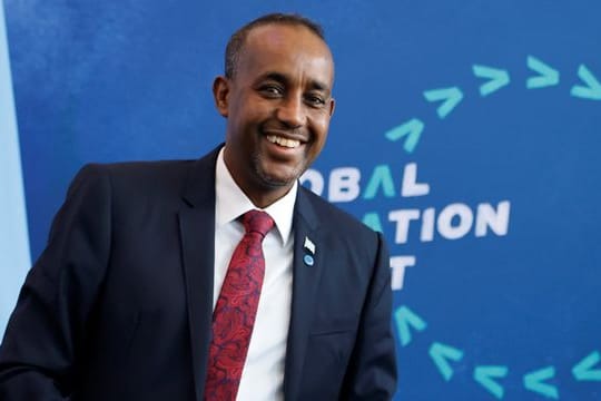 Hat derzeit wenig zu lachen und weist die Vorwürfe des Präsidenten zurück: Der entlassene Premier Mohamed Hussein Roble.