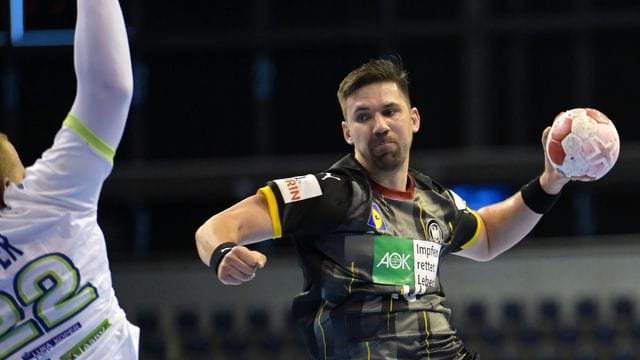 Handball-Nationalspieler Fabian Wiede wirft aufs Tor.