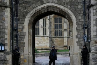 Polizisten bewachen das Tor von Schloss Windsor am ersten Weihnachtstag.