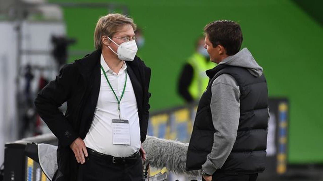 Wolfsburgs Geschäftsführer Tim Schumacher (l) im Gespräch mit dem Herren-Cheftrainer Oliver Glasner.