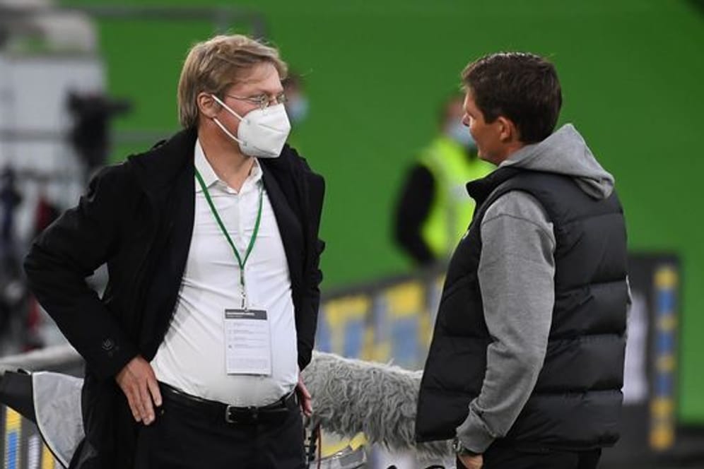 Wolfsburgs Geschäftsführer Tim Schumacher (l) im Gespräch mit dem Herren-Cheftrainer Oliver Glasner.
