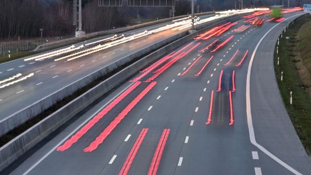 Die Lichter der Autos sind auf der Autobahn A7 in Richtung Norden zu sehen. Die Lichter der Autos sind auf der Autobahn A7 in Richtung Norden zu sehen.