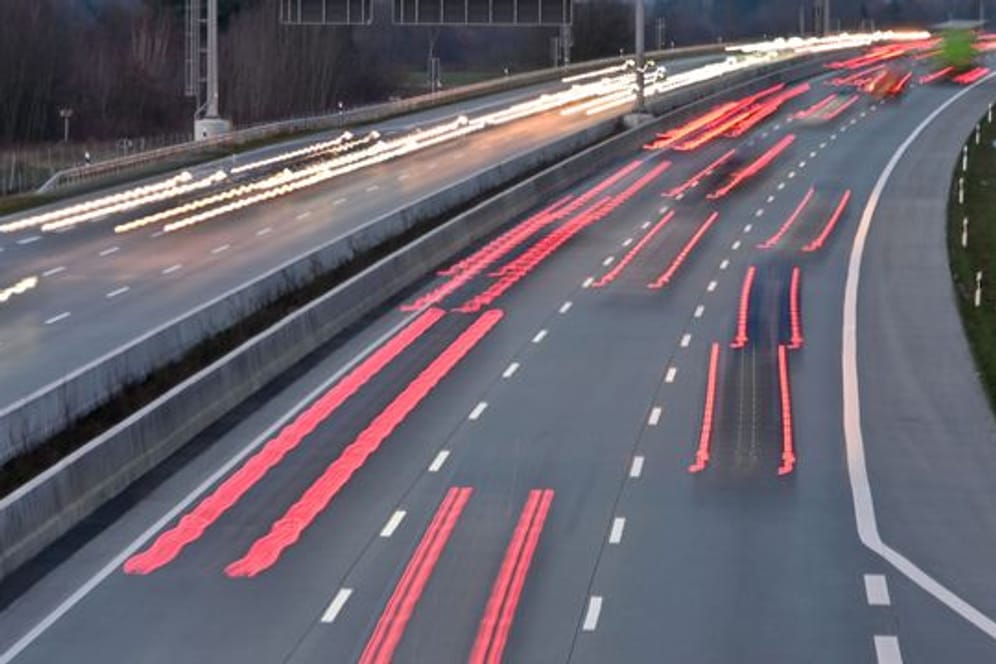 Die Lichter der Autos sind auf der Autobahn A7 in Richtung Norden zu sehen.