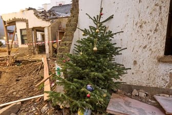 Ein Weihnachtsbaum steht vor einem von der Flut zerstörten Haus in Mayschoß.