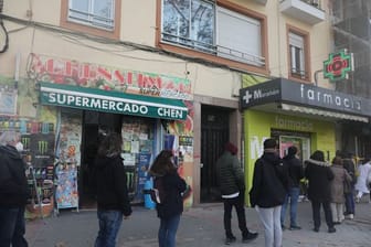 Menschen stehen vor einer Apotheke in Madrid an, um einen Schnelltest zu kaufen.