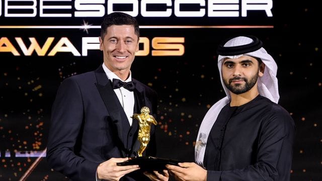 Hat in Dubai zwei weitere Trophäen eingeheimst, den Hauptpreis aber nicht: Robert Lewandowski (l).