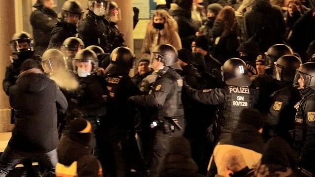 Gerangel mit Polizisten bei einer Demonstration gegen Corona-Maßnahmen in Bautzen. Gerangel mit Polizisten bei einer Demonstration gegen Corona-Maßnahmen in Bautzen.
