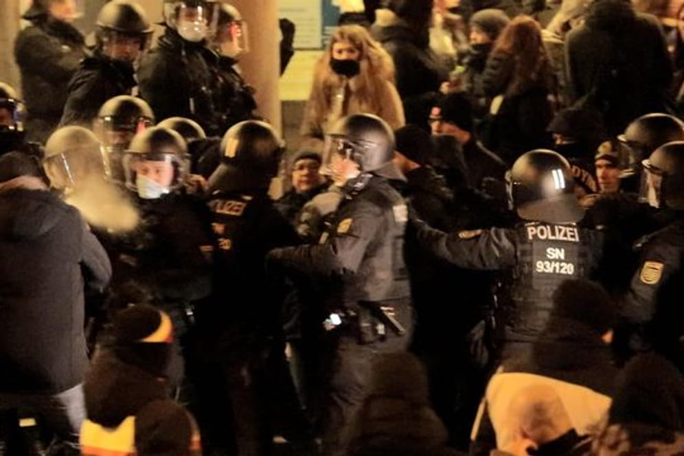 Gerangel mit Polizisten bei einer Demonstration gegen Corona-Maßnahmen in Bautzen.