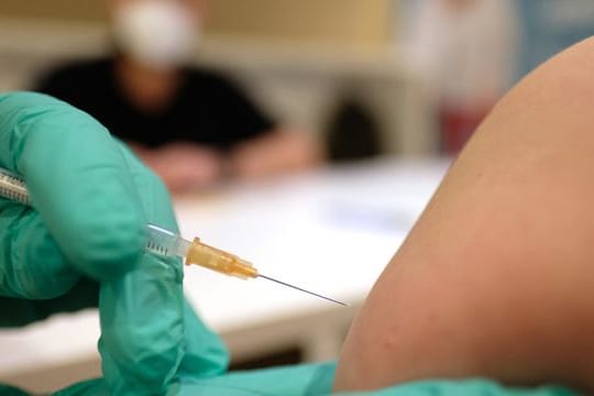 Ein Mädchen wird gegen das Coronavirus geimpft.
