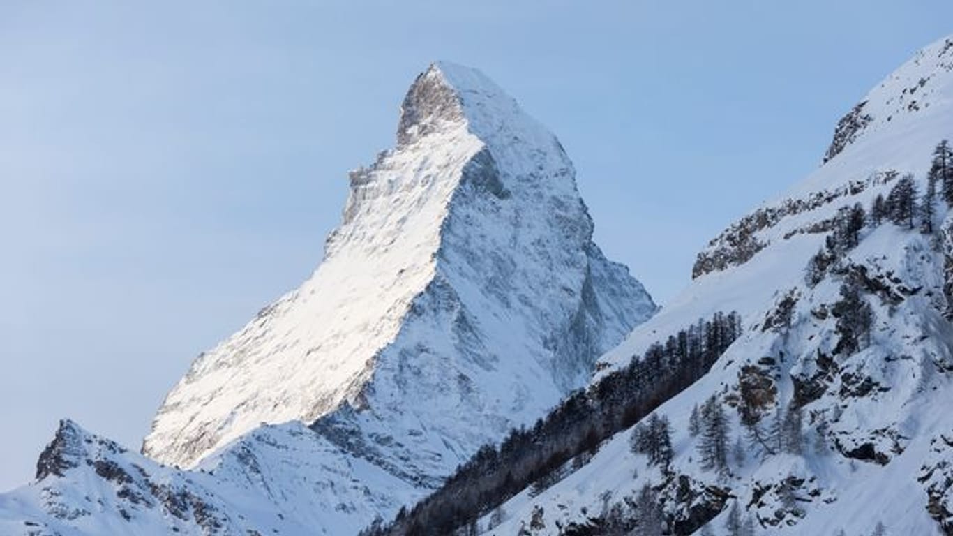 Schnee liegt auf dem Matterhorn.