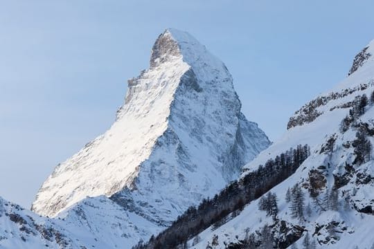 Schnee liegt auf dem Matterhorn.