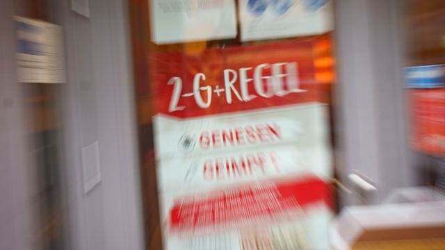 Ein Café macht in der Mainzer Innenstadt am Eingang auf die 2G-Regel aufmerksam.