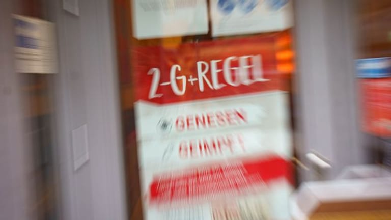 Ein Café macht in der Mainzer Innenstadt am Eingang auf die 2G-Regel aufmerksam.