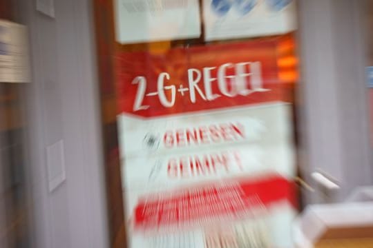 Ein Café macht in der Mainzer Innenstadt am Eingang auf die 2G-Regel aufmerksam.