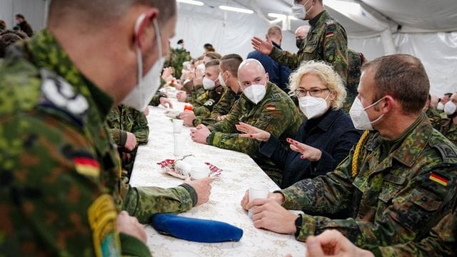 Verteidigungsministerin Christine Lambrecht spricht mit deutschen Soldaten des Nato-Kampfverbandes in Litauen. Verteidigungsministerin Christine Lambrecht spricht mit deutschen Soldaten des Nato-Kampfverbandes in Litauen.