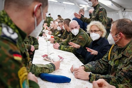 Verteidigungsministerin Christine Lambrecht spricht mit deutschen Soldaten des Nato-Kampfverbandes in Litauen.