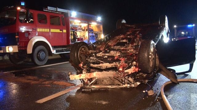 Feuerwehrleute an der Unfallstelle auf der Autobahn A31. Feuerwehrleute an der Unfallstelle auf der Autobahn A31.