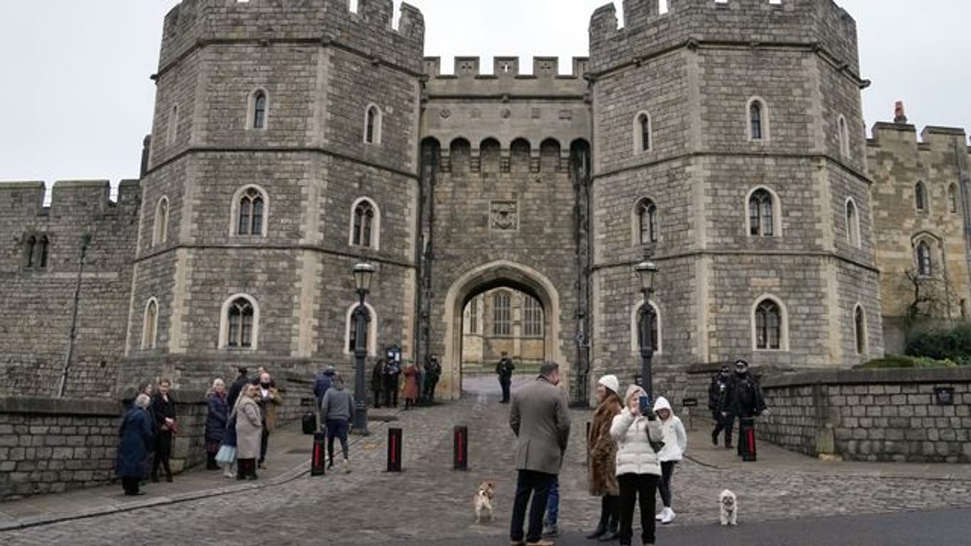 Mit einer Armbrust bewaffnet wurde am ersten Weihnachtstag ein 19-Jähriger auf dem Gelände der Queen-Residenz Schloss Windsor gefasst.