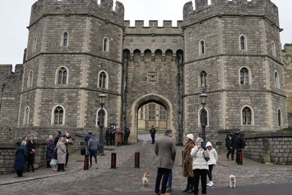 Mit einer Armbrust bewaffnet wurde am ersten Weihnachtstag ein 19-Jähriger auf dem Gelände der Queen-Residenz Schloss Windsor gefasst.
