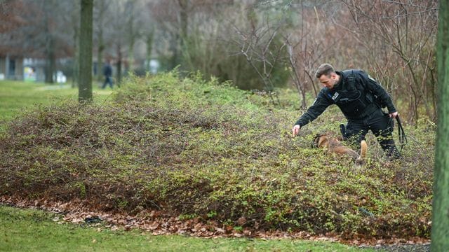 Polizei bei der Spurensicherung unweit vom Tatort. Polizei bei der Spurensicherung unweit vom Tatort.