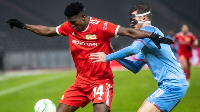 Unions Taiwo Awoniyi (l) spielt für Nigeria beim Afrika-Cup.