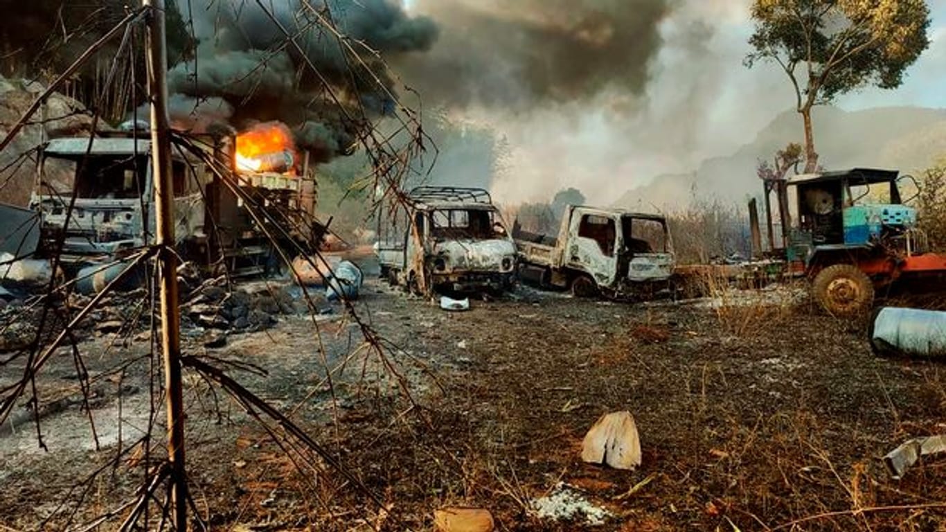 Ausgebrannte Fahrzeuge im Bundesstaat Kayah.