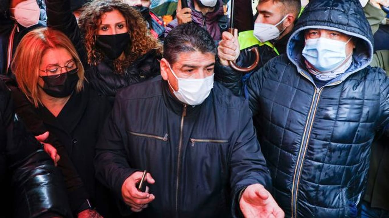 Hugo Maradona (M) bei der Wiedereröffnung einer Einkaufsstraße in Neapel.