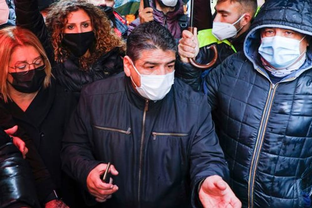 Hugo Maradona (M) bei der Wiedereröffnung einer Einkaufsstraße in Neapel.