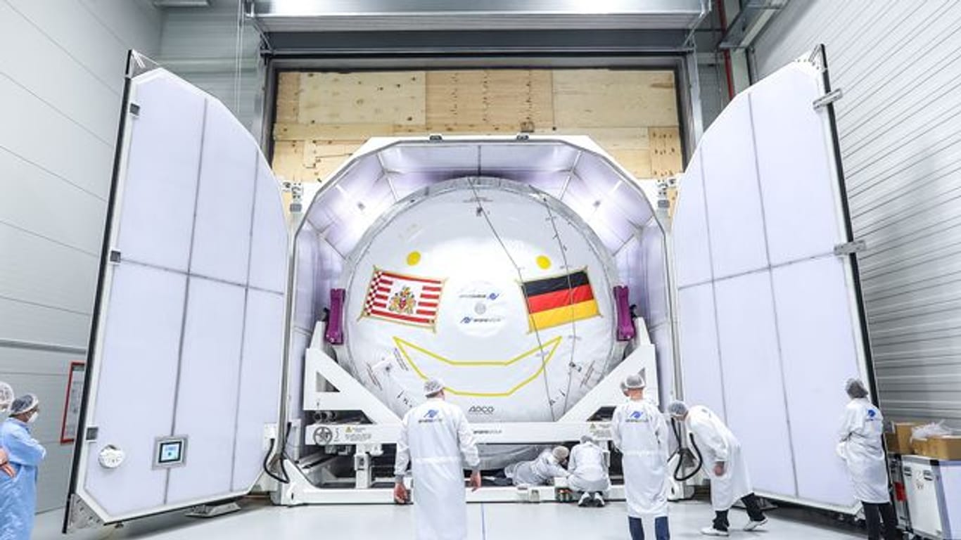 Aus der Fabrik in Bremen geht die Raketenstufe der ArianeGroup in einer übergroßen Transportkiste via Seetransport nach Südamerika.