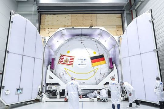 Aus der Fabrik in Bremen geht die Raketenstufe der ArianeGroup in einer übergroßen Transportkiste via Seetransport nach Südamerika.