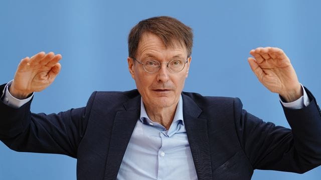 Karl Lauterbach spricht während einer Pressekonferenz zur aktuellen Corona-Lage.