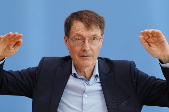 Karl Lauterbach spricht während einer Pressekonferenz zur aktuellen Corona-Lage.