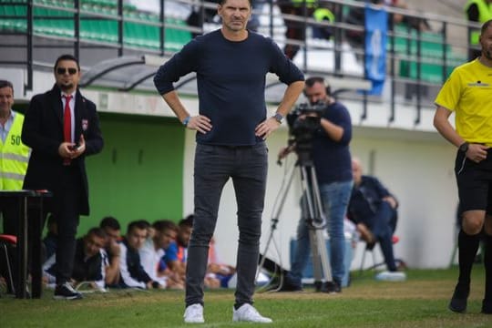 Thomas Brdaric (M) trainiert in Albanien den Verein KS Vllaznia Shkodra.
