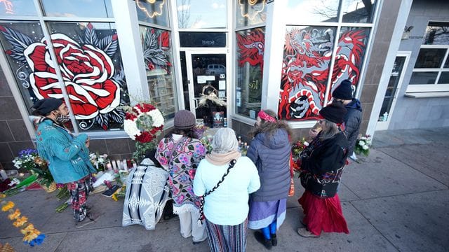 Trauernde haben vor einem Geschäft am South Broadway in Denver niedergelegt.