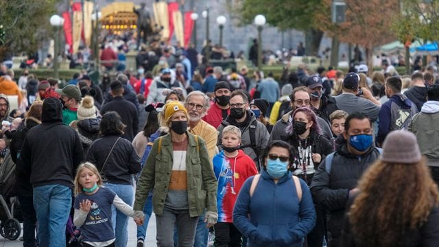 Menschen laufen durch die US-amerikanische Stadt Anaheim.