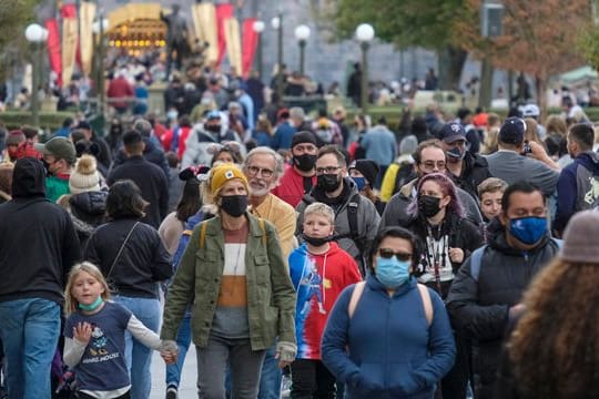 Menschen laufen durch die US-amerikanische Stadt Anaheim.