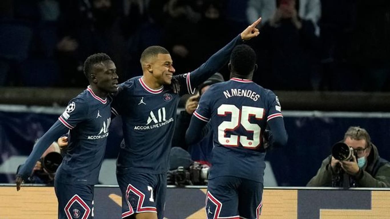 Superstar Kylian Mbappé (M) will die Saison bei Paris Saint-Germain beenden.